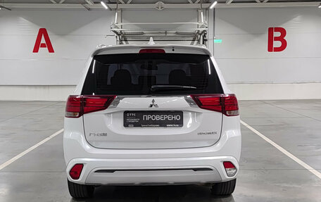 Mitsubishi Outlander III рестайлинг 3, 2022 год, 2 390 000 рублей, 10 фотография