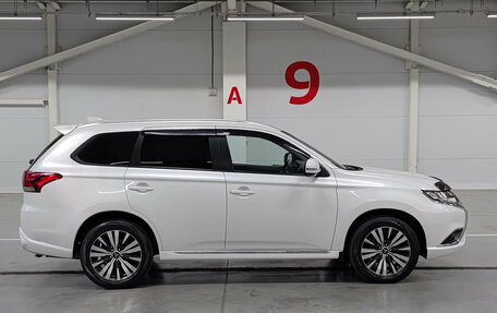 Mitsubishi Outlander III рестайлинг 3, 2022 год, 2 390 000 рублей, 8 фотография
