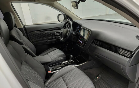 Mitsubishi Outlander III рестайлинг 3, 2022 год, 2 390 000 рублей, 15 фотография