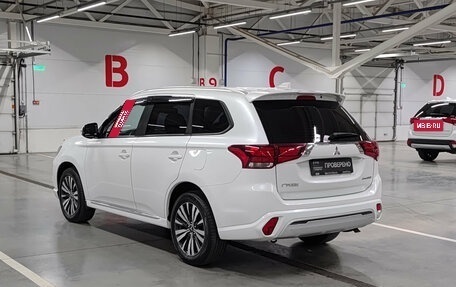 Mitsubishi Outlander III рестайлинг 3, 2022 год, 2 390 000 рублей, 11 фотография