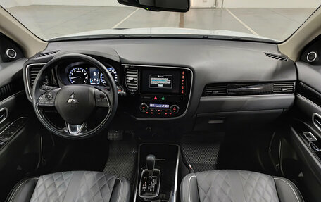 Mitsubishi Outlander III рестайлинг 3, 2022 год, 2 390 000 рублей, 18 фотография
