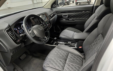 Mitsubishi Outlander III рестайлинг 3, 2022 год, 2 390 000 рублей, 20 фотография