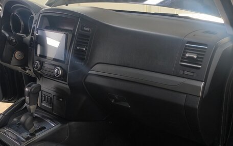 Mitsubishi Pajero IV рестайлинг 2, 2011 год, 1 800 000 рублей, 17 фотография