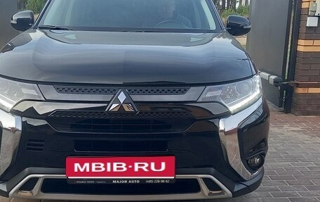 Mitsubishi Outlander III рестайлинг 3, 2022 год, 2 850 000 рублей, 2 фотография