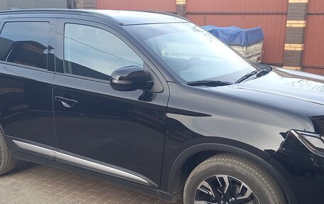 Mitsubishi Outlander III рестайлинг 3, 2022 год, 2 850 000 рублей, 4 фотография