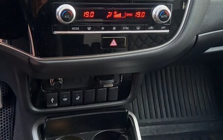 Mitsubishi Outlander III рестайлинг 3, 2022 год, 2 850 000 рублей, 15 фотография