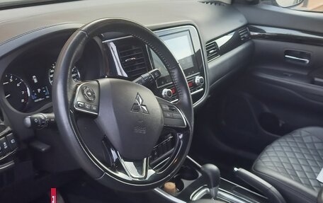 Mitsubishi Outlander III рестайлинг 3, 2022 год, 2 850 000 рублей, 5 фотография