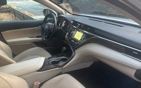 Toyota Camry, 2018 год, 2 600 000 рублей, 10 фотография