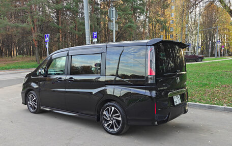 Honda Stepwgn IV рестайлинг, 2017 год, 1 940 000 рублей, 2 фотография