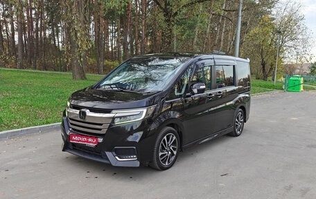 Honda Stepwgn IV рестайлинг, 2017 год, 1 940 000 рублей, 1 фотография