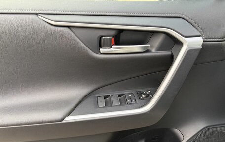 Toyota RAV4, 2019 год, 3 550 000 рублей, 10 фотография