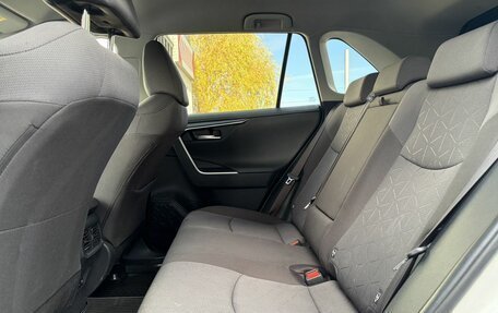 Toyota RAV4, 2019 год, 3 550 000 рублей, 13 фотография