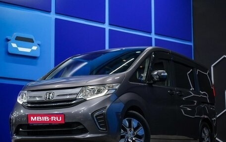 Honda Stepwgn IV рестайлинг, 2017 год, 1 800 000 рублей, 1 фотография