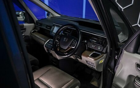 Honda Stepwgn IV рестайлинг, 2017 год, 1 800 000 рублей, 14 фотография