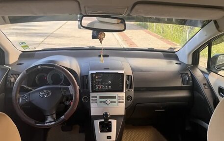 Toyota Corolla Verso I, 2004 год, 600 000 рублей, 2 фотография