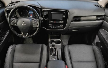 Mitsubishi Outlander III рестайлинг 3, 2016 год, 1 549 000 рублей, 9 фотография