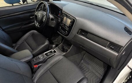 Mitsubishi Outlander III рестайлинг 3, 2016 год, 1 549 000 рублей, 8 фотография