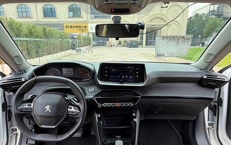 Peugeot 2008 II, 2022 год, 1 350 000 рублей, 6 фотография