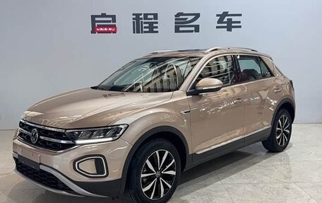 Volkswagen T-Roc I, 2023 год, 1 950 000 рублей, 2 фотография