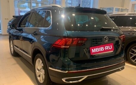 Volkswagen Tiguan II, 2022 год, 4 870 000 рублей, 2 фотография
