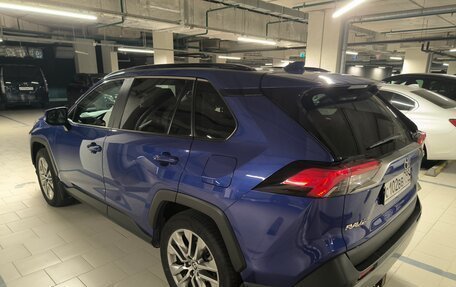 Toyota RAV4, 2021 год, 3 250 000 рублей, 4 фотография
