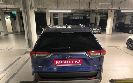Toyota RAV4, 2021 год, 3 250 000 рублей, 5 фотография