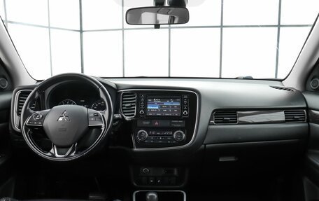 Mitsubishi Outlander III рестайлинг 3, 2017 год, 1 889 000 рублей, 8 фотография