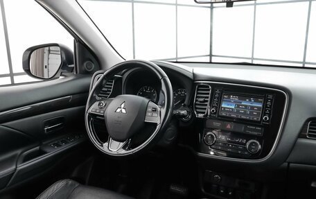 Mitsubishi Outlander III рестайлинг 3, 2017 год, 1 889 000 рублей, 7 фотография