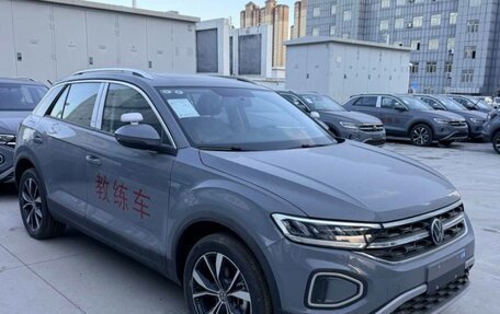 Volkswagen T-Roc I, 2023 год, 1 920 000 рублей, 1 фотография