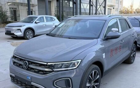 Volkswagen T-Roc I, 2023 год, 1 920 000 рублей, 2 фотография