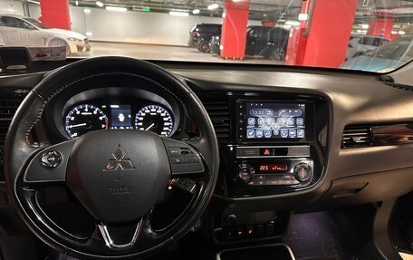 Mitsubishi Outlander III рестайлинг 3, 2018 год, 1 750 000 рублей, 9 фотография