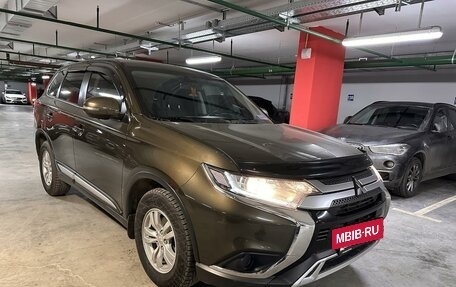 Mitsubishi Outlander III рестайлинг 3, 2018 год, 1 750 000 рублей, 2 фотография