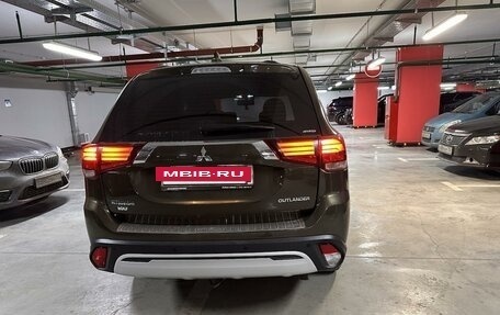 Mitsubishi Outlander III рестайлинг 3, 2018 год, 1 750 000 рублей, 4 фотография