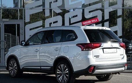 Mitsubishi Outlander III рестайлинг 3, 2018 год, 2 400 000 рублей, 2 фотография