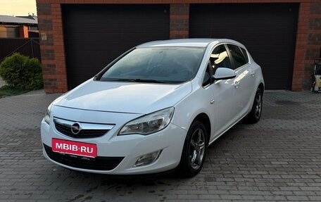 Opel Astra J, 2011 год, 690 000 рублей, 1 фотография
