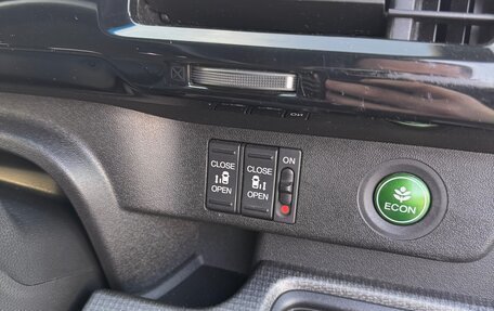 Honda Stepwgn IV рестайлинг, 2018 год, 2 100 000 рублей, 9 фотография