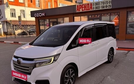 Honda Stepwgn IV рестайлинг, 2018 год, 2 100 000 рублей, 2 фотография