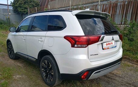 Mitsubishi Outlander III рестайлинг 3, 2022 год, 2 410 000 рублей, 4 фотография
