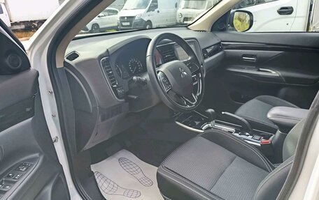 Mitsubishi Outlander III рестайлинг 3, 2022 год, 2 410 000 рублей, 8 фотография