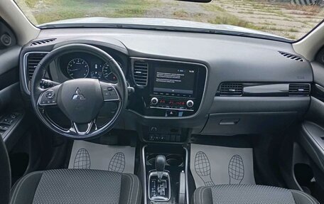 Mitsubishi Outlander III рестайлинг 3, 2022 год, 2 410 000 рублей, 5 фотография