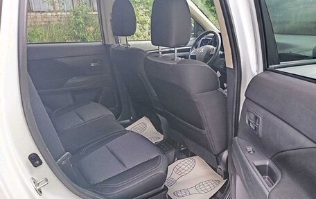 Mitsubishi Outlander III рестайлинг 3, 2022 год, 2 410 000 рублей, 10 фотография