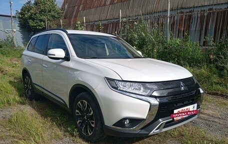 Mitsubishi Outlander III рестайлинг 3, 2022 год, 2 410 000 рублей, 2 фотография